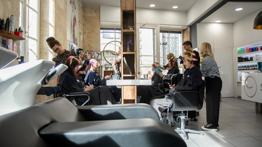 Pourquoi se former régulièrement est indispensable pour un coiffeur pro